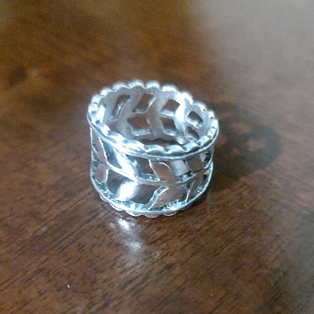 Elegant Silver Leaf Pattern Ring